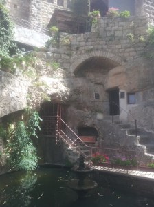 Der Eingang zur Grotte befindet sich rechts.