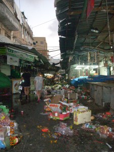 Da zieht sich mein "deutsches" Herz vor Schreck zusammen. Die Müllabfuhr kommt wohl noch vorbei. Manche Leute sammeln Essbares aus diesem Chaos - Andere Länder, andere Sitten