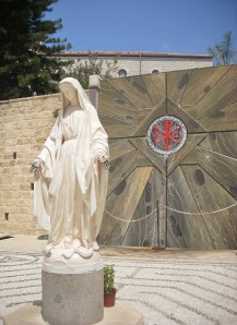 Maria, die auf die Schlange tritt