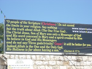 Fragwürdiges Schild an einer Moschee 