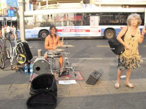 Ist er es oder ist er es nicht? Gleiche Frisur, gleicher Ort, aber einige Jahre früher...