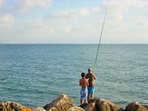 Vater und Sohn beim Angeln?