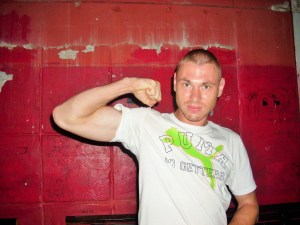 Ein Bewohner lässt seine Muskeln spielen. :)